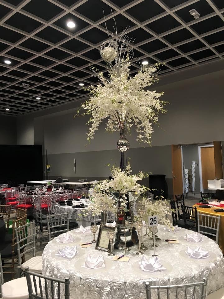 Atmospheres Floral - modern, all-white centerpieces