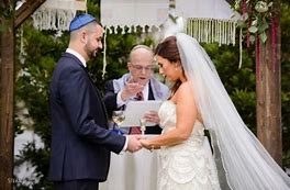 Wedding Rabbi Florida- Rabbi Sandy marrying bride and groom outside