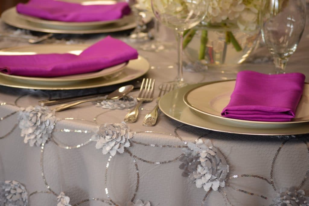 Connie-Duglin-Linen- silver floral linen with magenta napkin