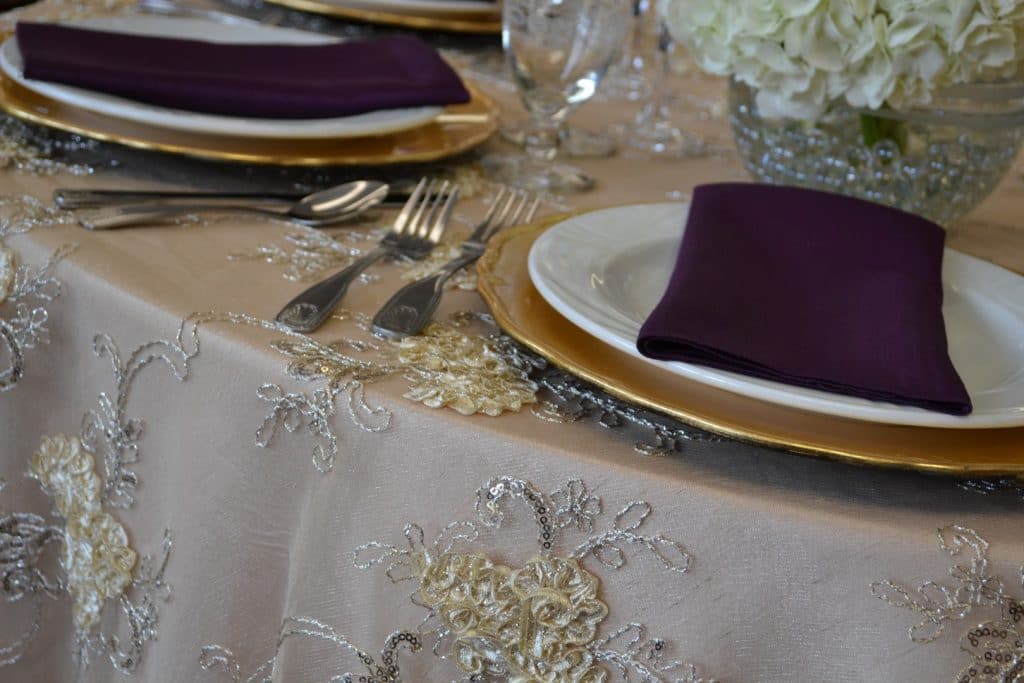 Connie-Duglin-Linen- silver floral design with magenta cloth napkins.