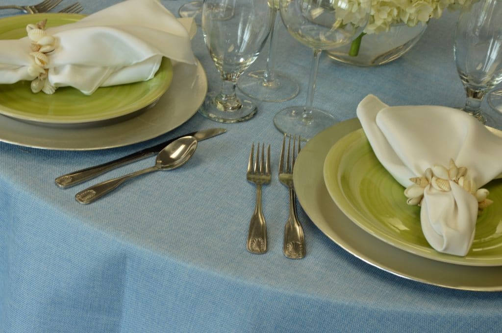 Connie-Duglin-Linen-Blue linen with green dinner plate and white napkins