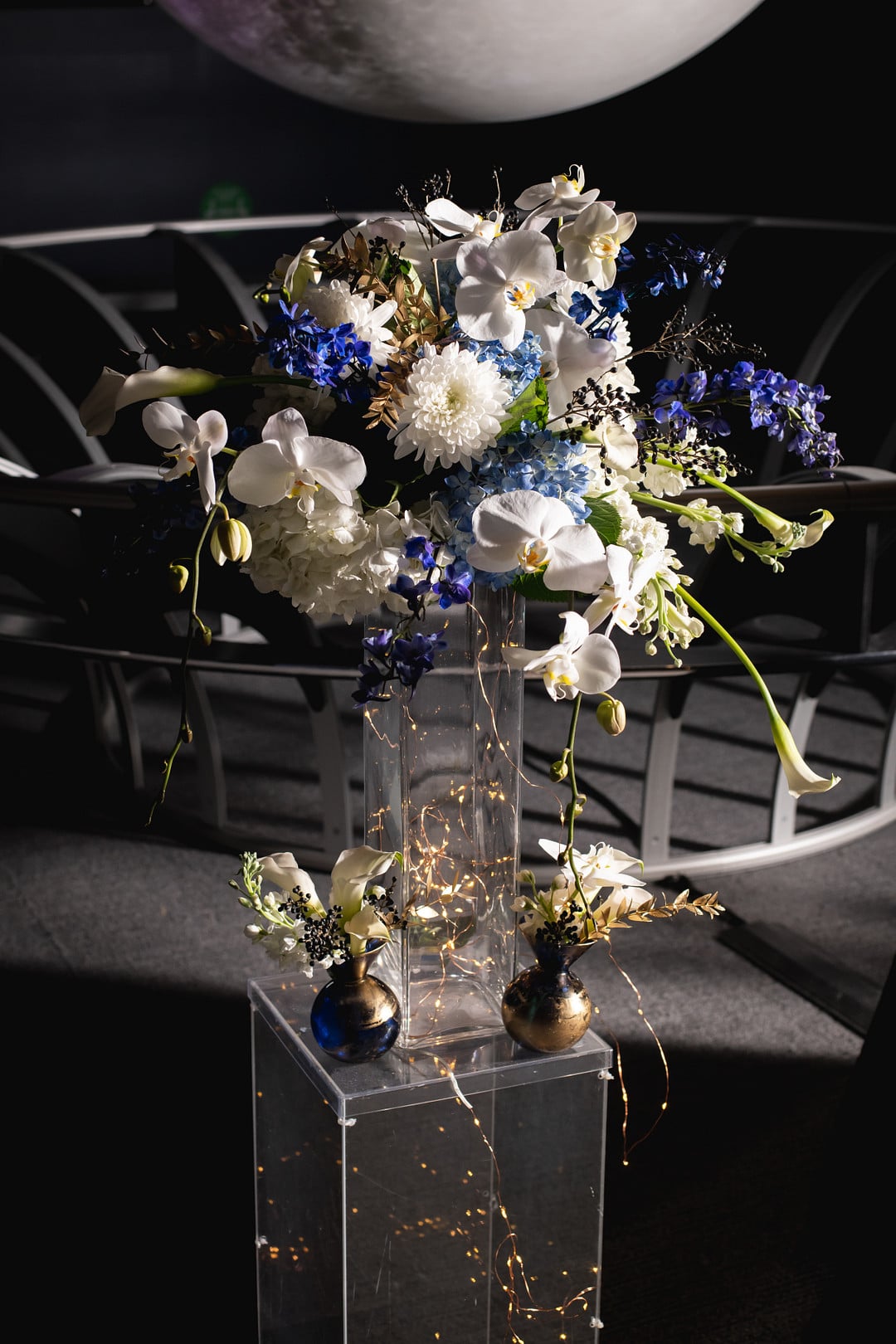 the blue and white ceremony flora at the chic geode wedding inspiration shoot