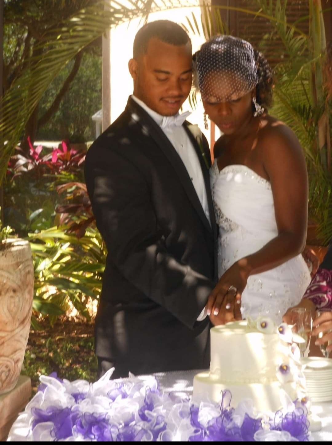 insider tips from married wedding vendors, small or large, make it personal, Bride and Groom cutting cake