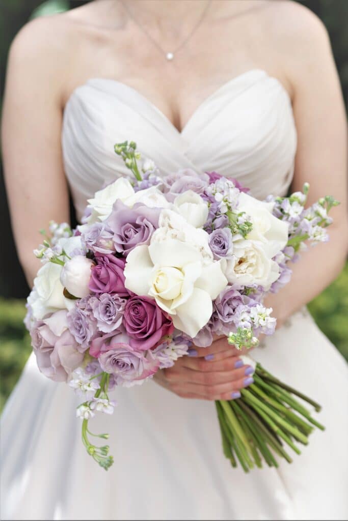 Bride with sweeet heart neckline wedding dress and lavender rose bouquet