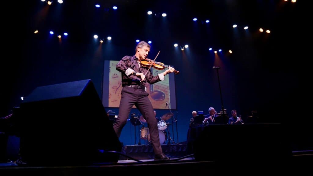 Gary Lovini violinist on stage