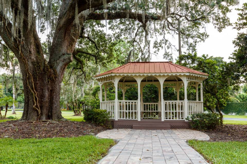 outdoor gazebo at The University Club of Winter Park