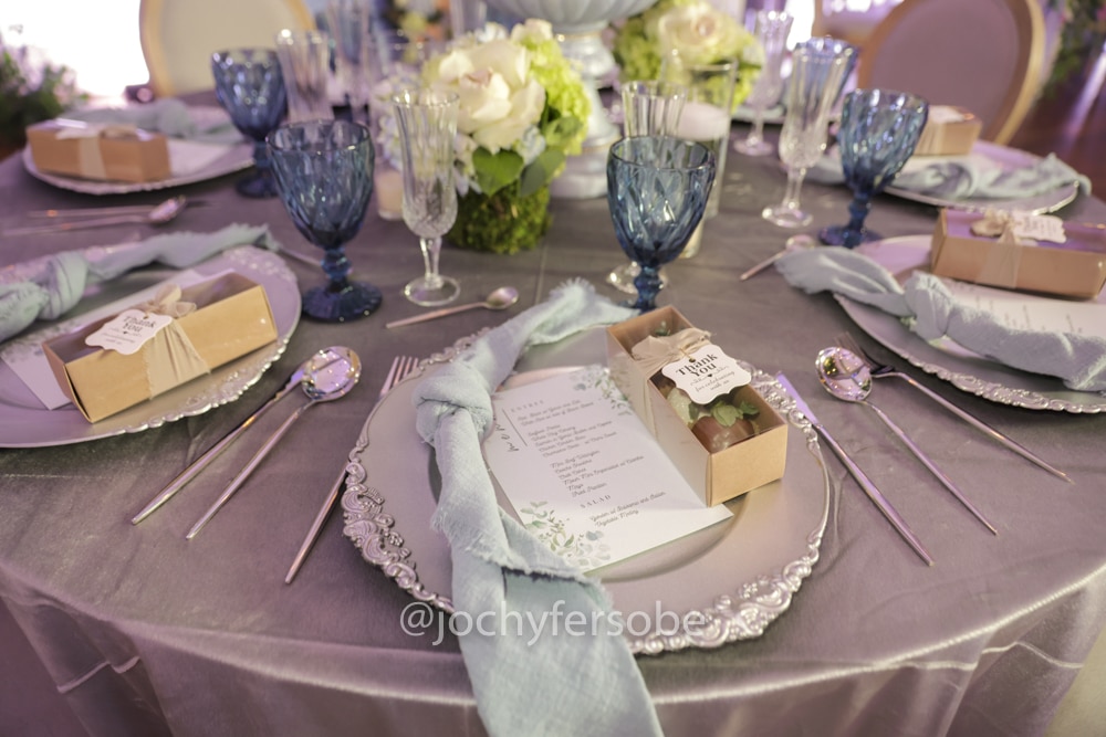 table setting with gift box and taffeta napkin by Elite Celebrations