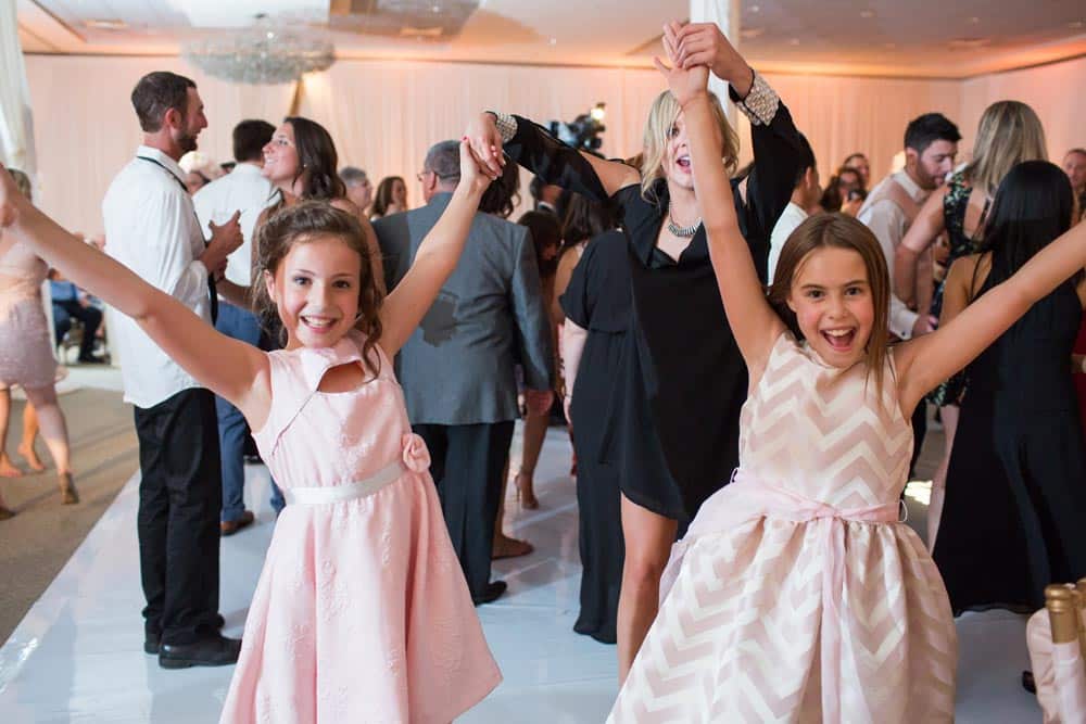 Ways to entertain kids at your wedding