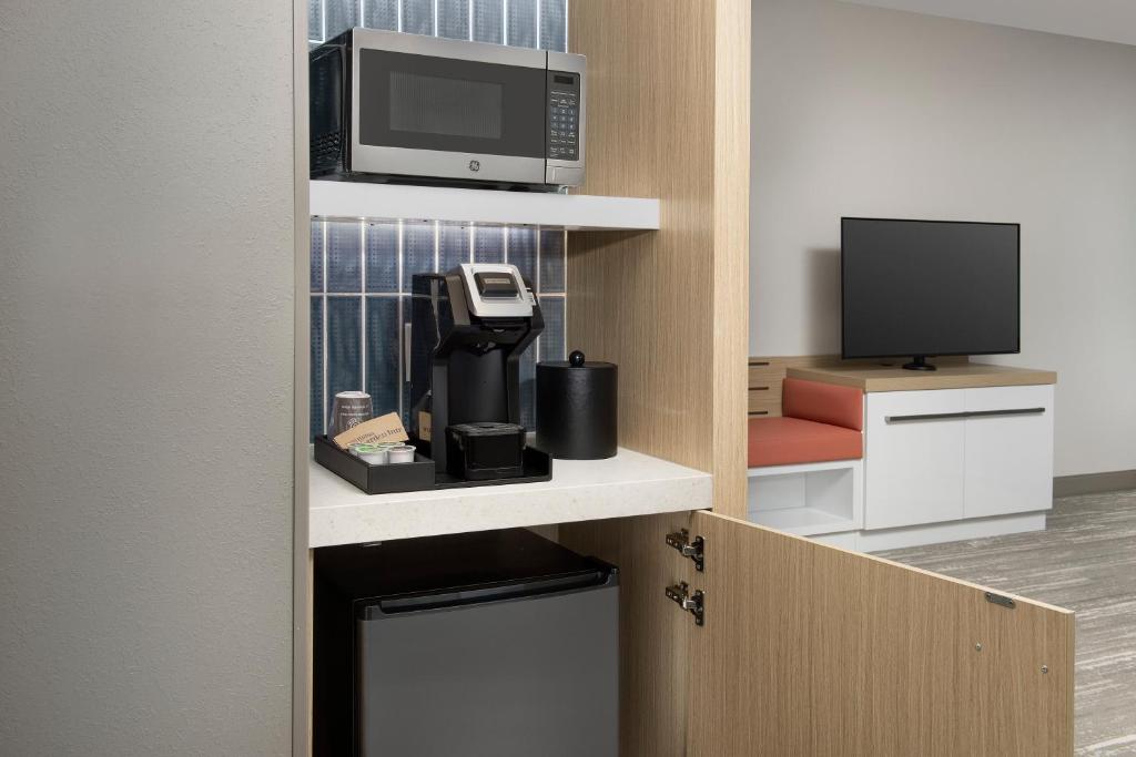 hotel room kitchen nook, coffee maker, microwave, refrigerator, Central FL
