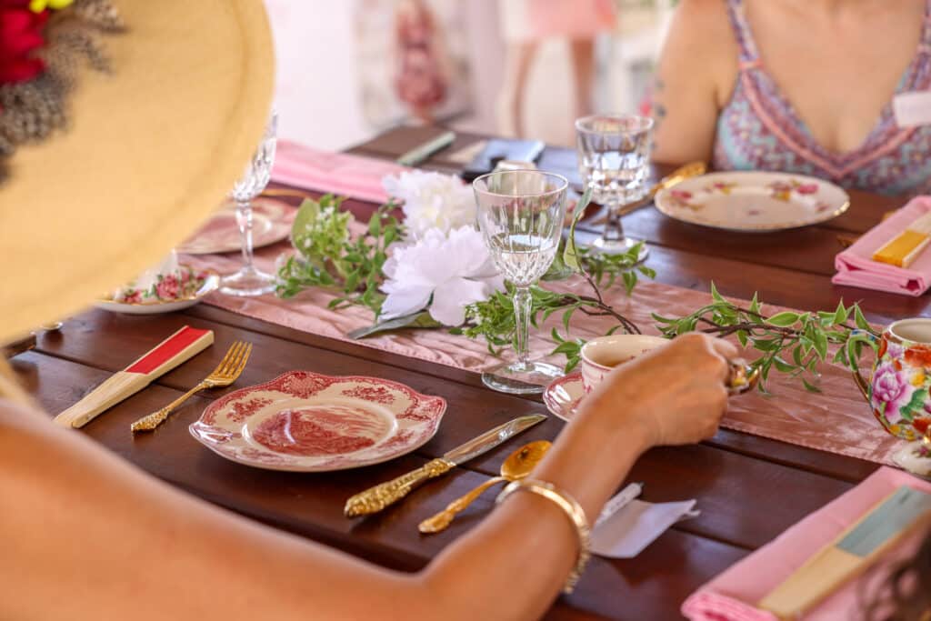 tablescape, pink runner, floral plate, wooden table, pink napkins, Orlando, FL