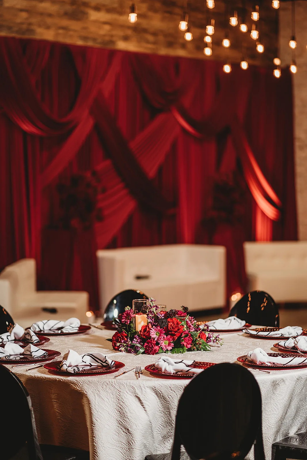 Tablescape design with red and floral arrangement for the Couples Tell All Wedding pro event 
